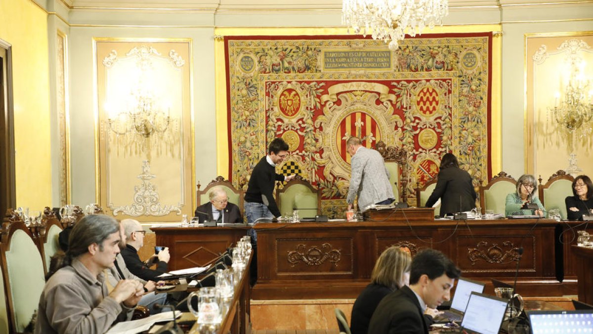 Toni Postius, Miquel Pueyo y Jordina Freixanet abandonando el salón de plenos antes del debate de la alegación de Promenade.