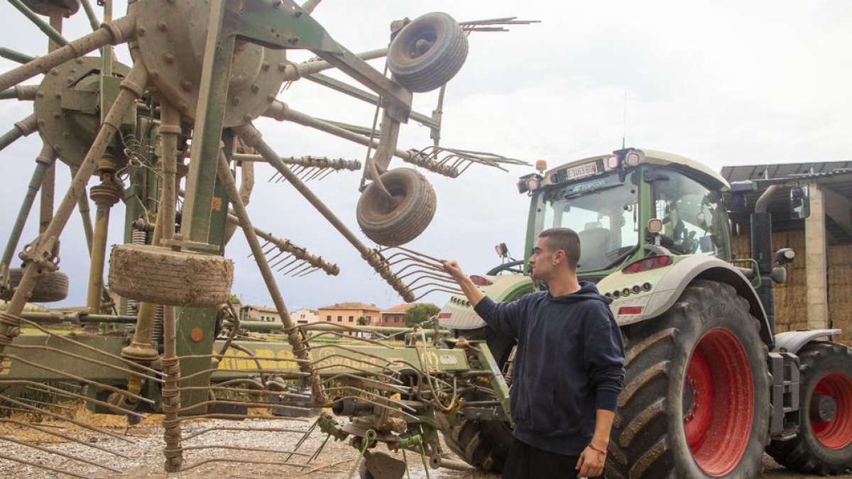 Un treballador de l’empresa de Josep Ardèvol ahir amb un rasclet.
