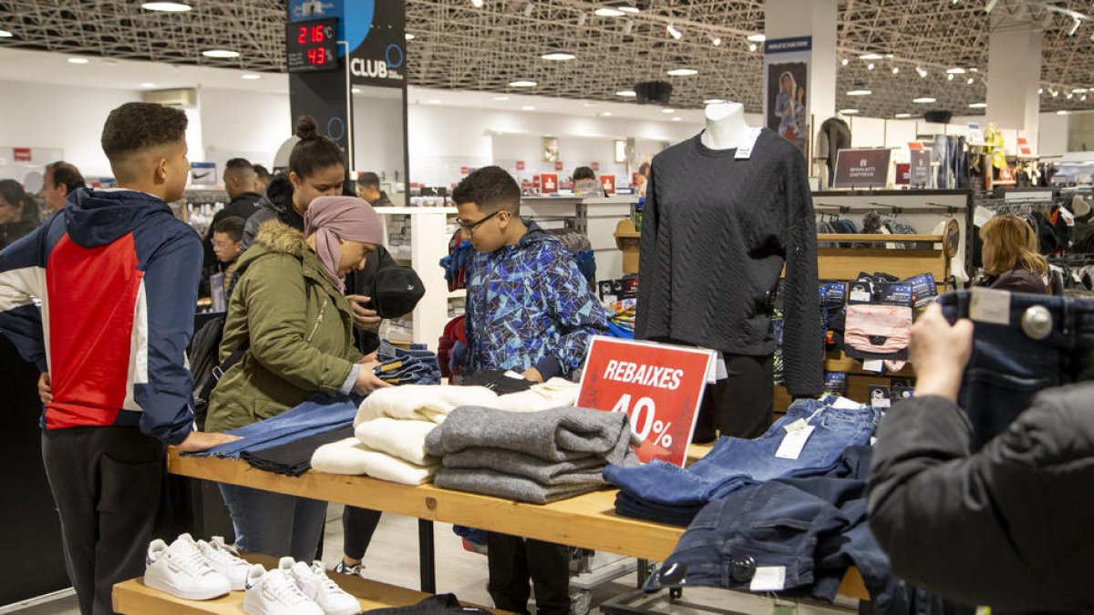 Clientes en una gran superficie que ya ofrece rebajas.