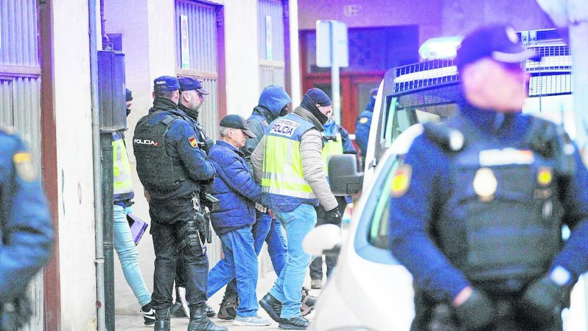 Agentes de la Policía Nacional escoltan al hombre tras ser detenido.