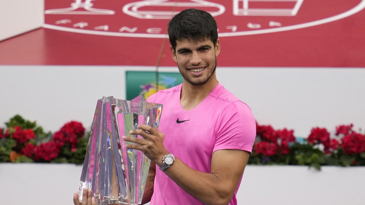 Alcaraz, amb el trofeu d’Indian Wells conquerit davant Medvédev.