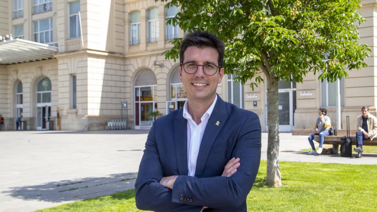 Toni Postius, alcaldable de Junts, davant de l’estació de trens.