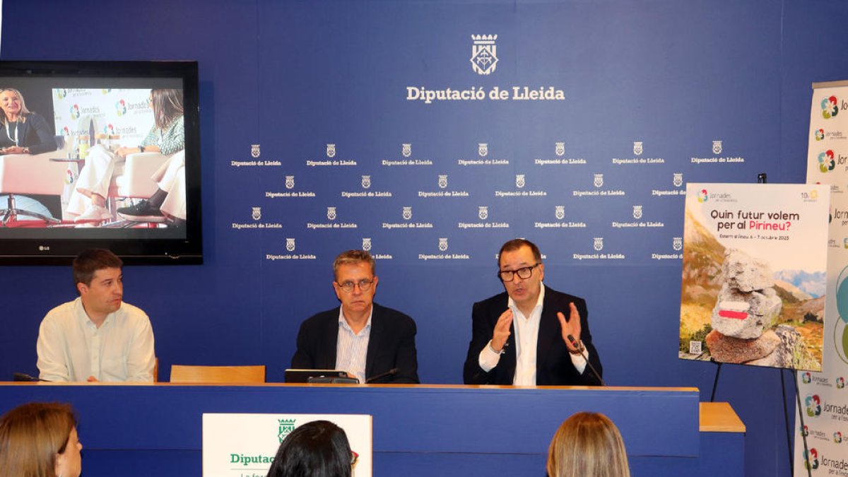 Pere Ticó, alcalde de Esterri, con Joan Talarn y Jesús Montoliu.