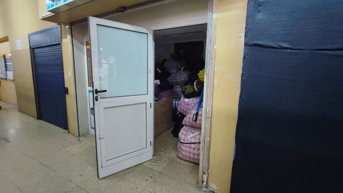 El local de consigna de maletes del baixador, ahir a la tarda.