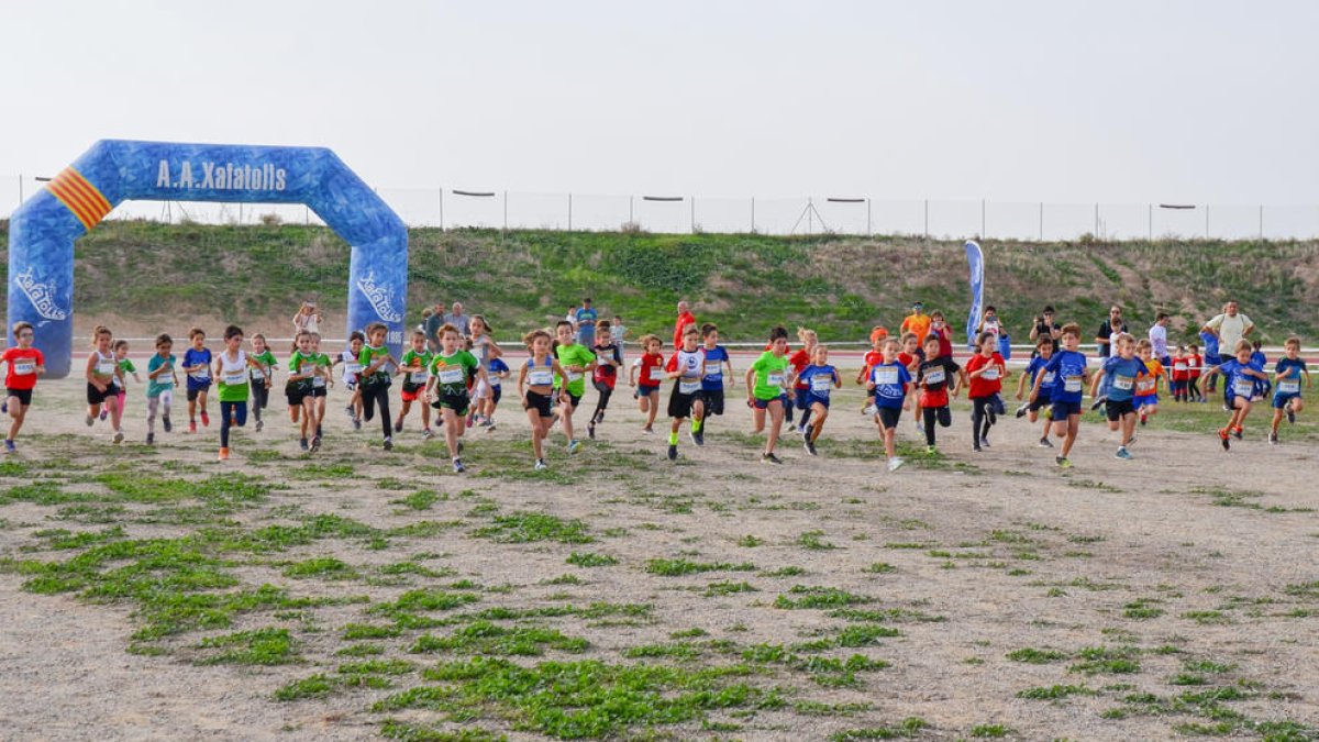 Arriba, una de las carreras infantiles. Abajo, a la izquierda, los equipos absolutos del Xafatolls. Derecha, la prueba absoluta.