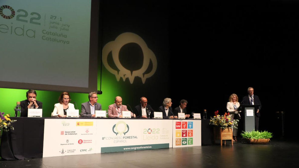 Les autoritats, ahir durant la inauguració de la vuitena edició del Congrés Forestal a Lleida ciutat.