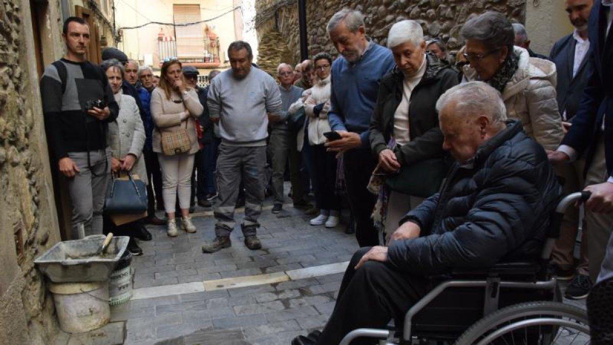Ayer quedaron instalados los cinco adoquines en las calles del centro de La Seu.