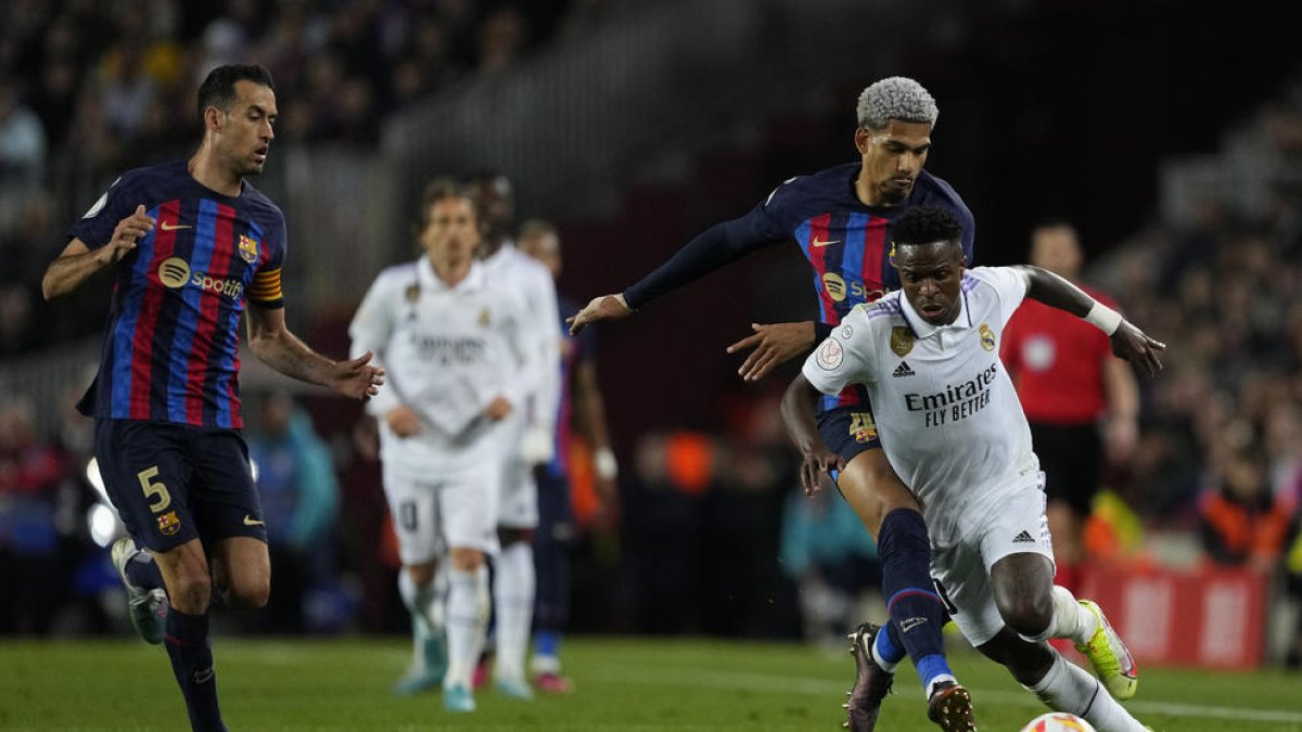 Araujo persegueix Vinícius en una acció del partit d’ahir.