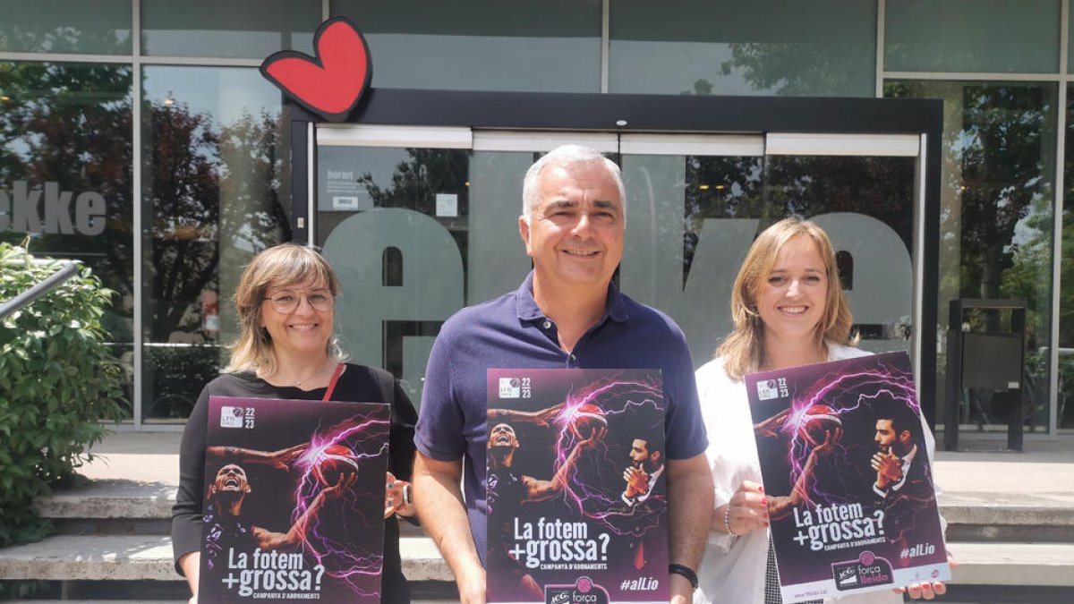 Montse Pociello, Albert Aliaga i Laura Estadella posen amb els cartells de la campanya que ahir es va presentar al gimnàs Ekke.