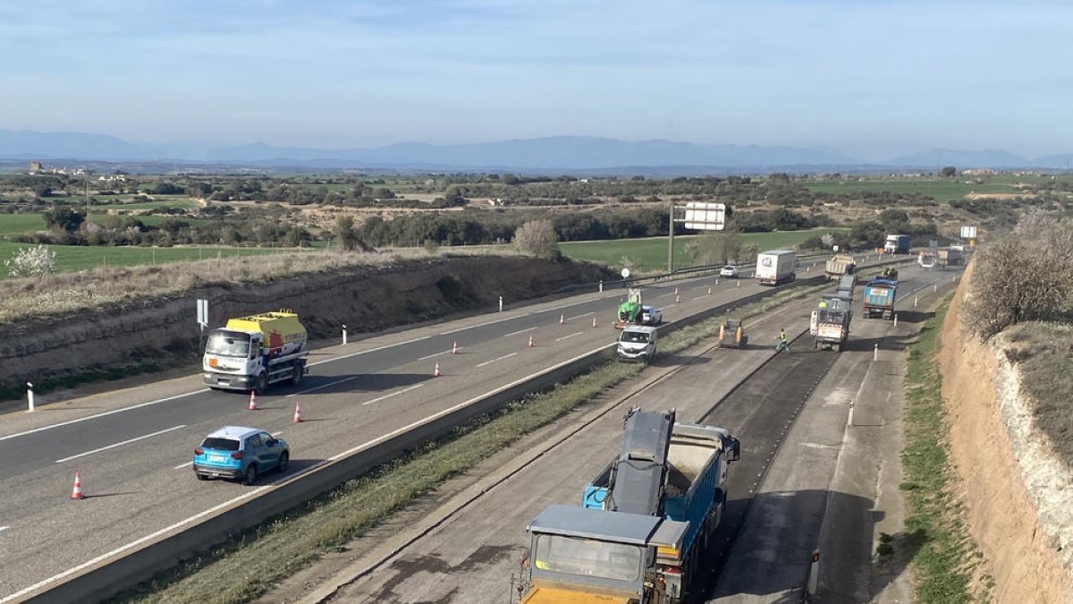 Las obras en la A-2 en la Segarra, con una calzada cerrada y otra bidireccional.