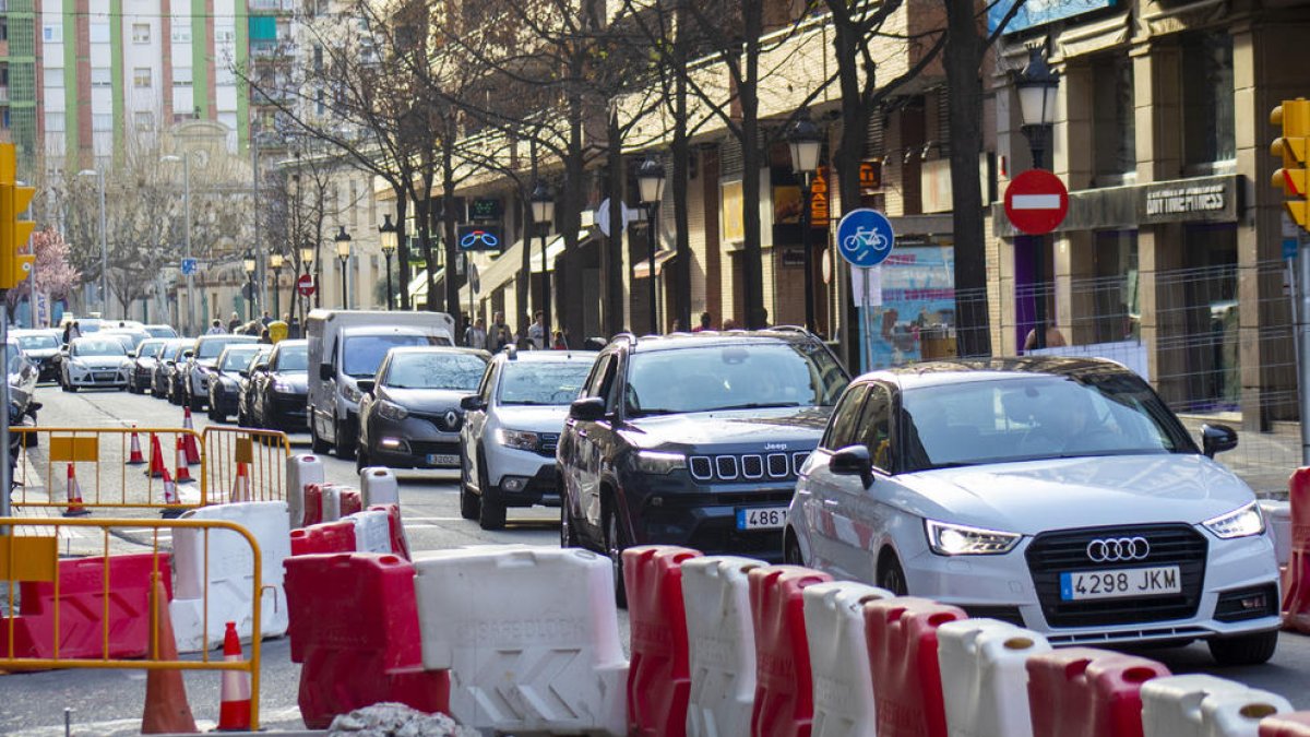 Atasco de vehículos en el carril único habilitado por las obras en Lluís Companys.