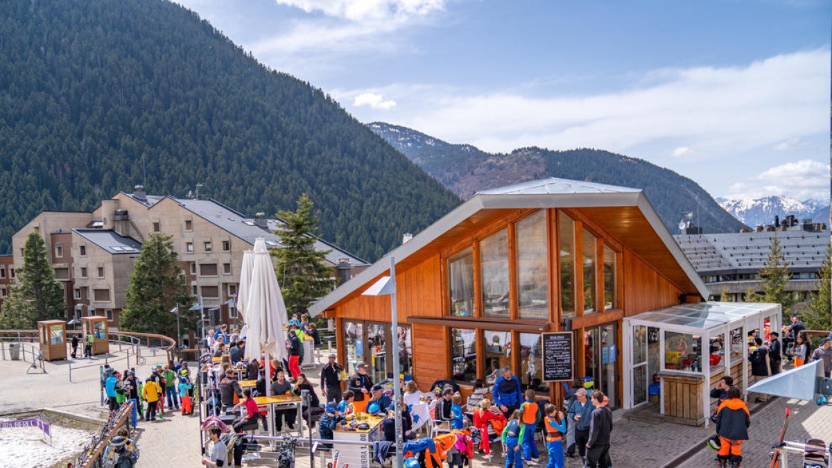 Esquiadores en una terraza de la estación de Baqueira Beret.