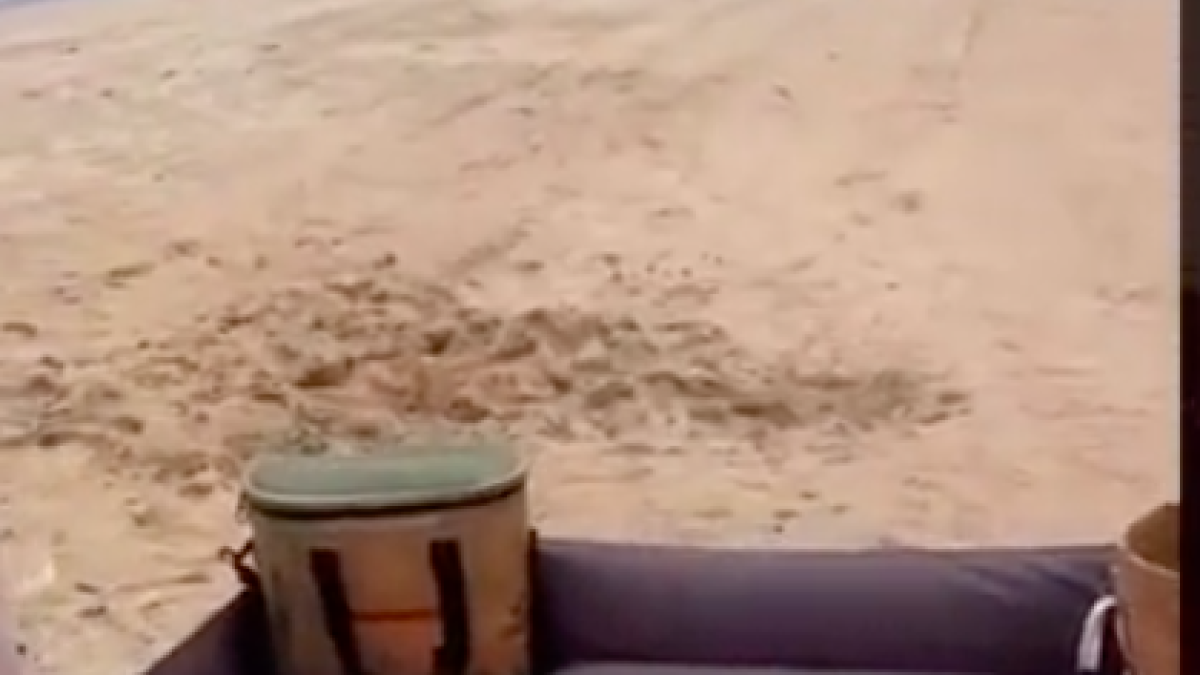 El truco del cubo y la sábana que triunfa en TikTok para disfrutar de un día de playa sin arena