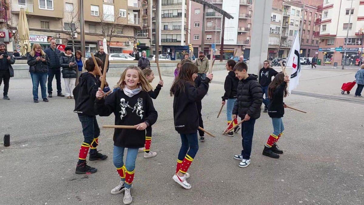 Uno de los bailes de ‘bastoners’, ayer en el Clot de les Granotes.