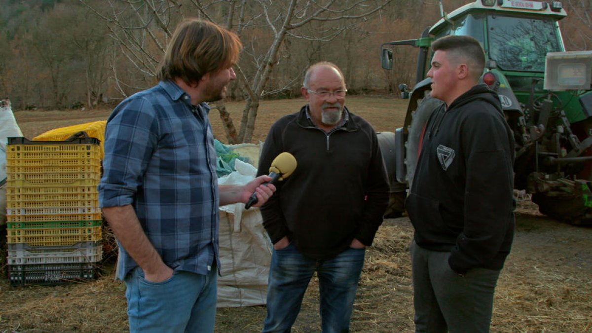 Quim Masferrer conversa con dos vecinos de Vilaller.