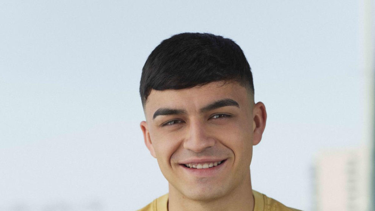 Pedri, con la nueva equipación.