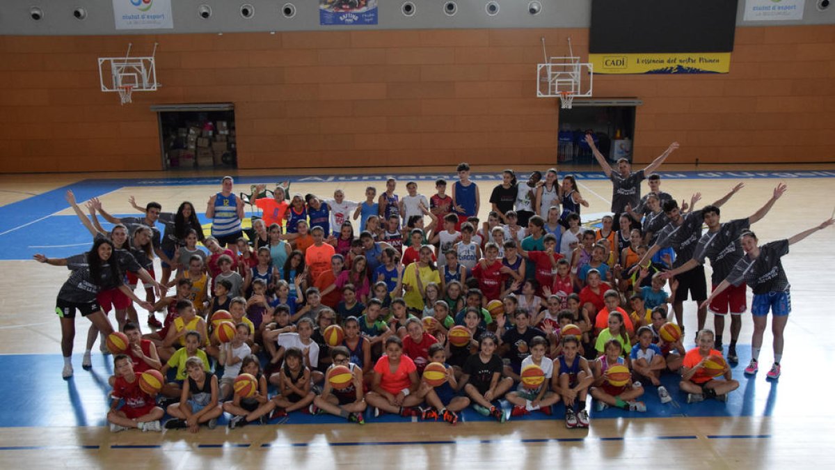 Més d'un centenar de nens i nenes participen aquesta setmana en el primer dels cinc torns del campus del Sedis Bàsquet a la Seu.