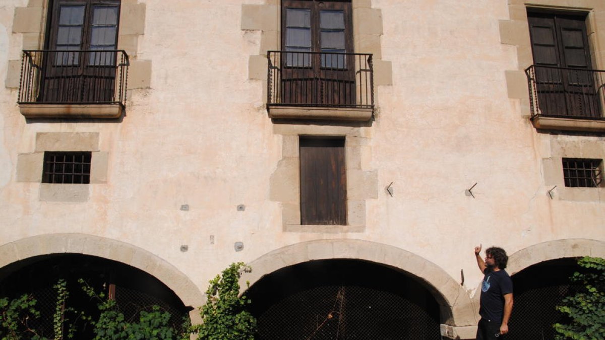 L’alcalde, Joan Carles Sánchez, davant una de les façanes interiors del complex.