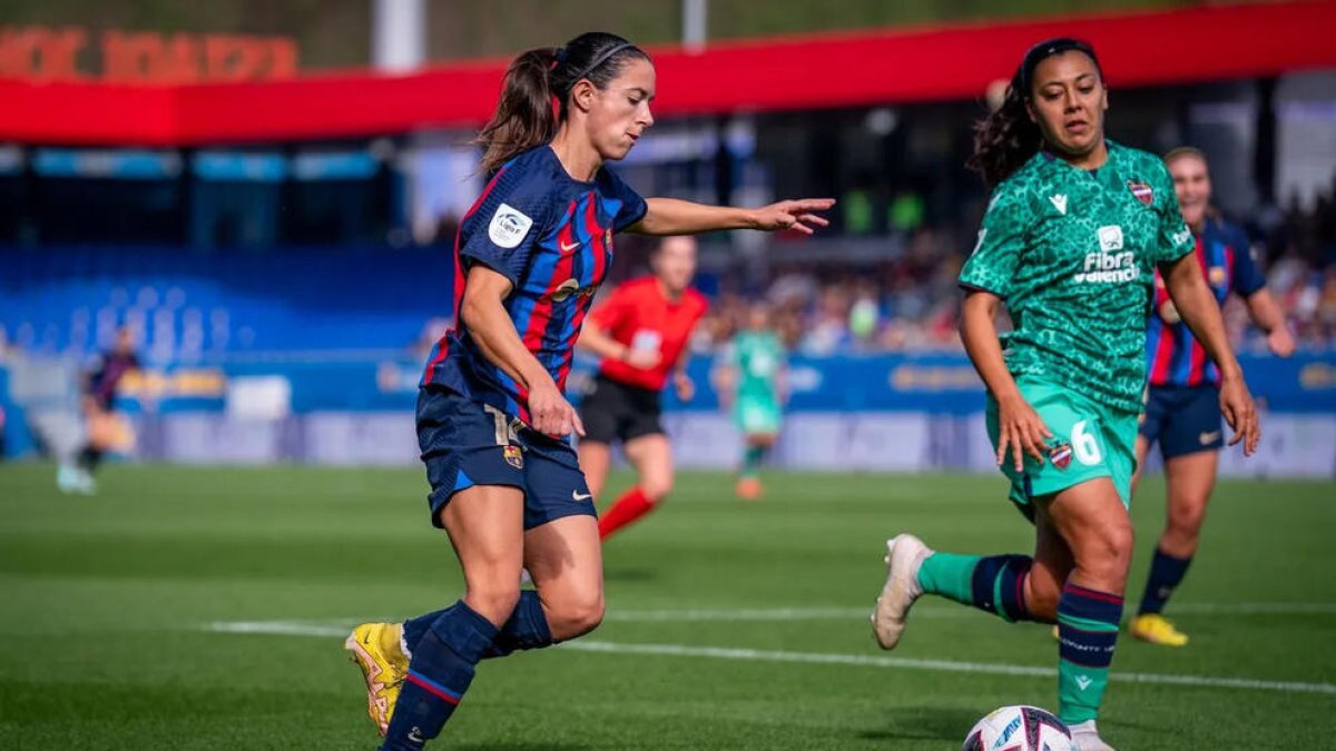 Aitana Bonmatí, ayer en una acción durante el partido.