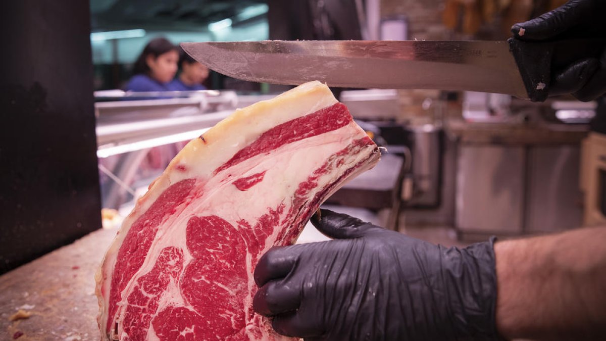 Recomanen menjar carn una vegada cada dos setmanes per protegir el clima i la salut