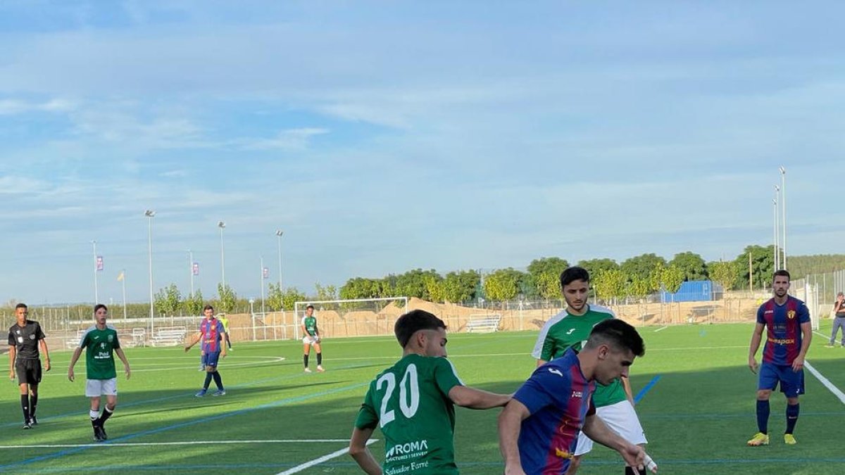 Un jugador del Borges defensa l’acció ofensiva d’un atacant del Soses.