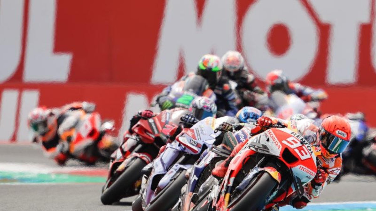 Marc Márquez, rodant davant d’Oliveira i el seu germà Álex, en les primeres voltes de l’esprint.