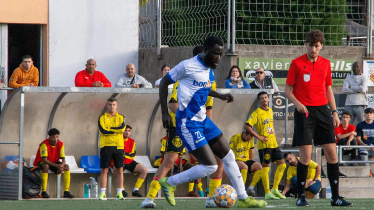 Moussa Sarr, del Guissona, controla la pilota davant del marcatge d’un rival.