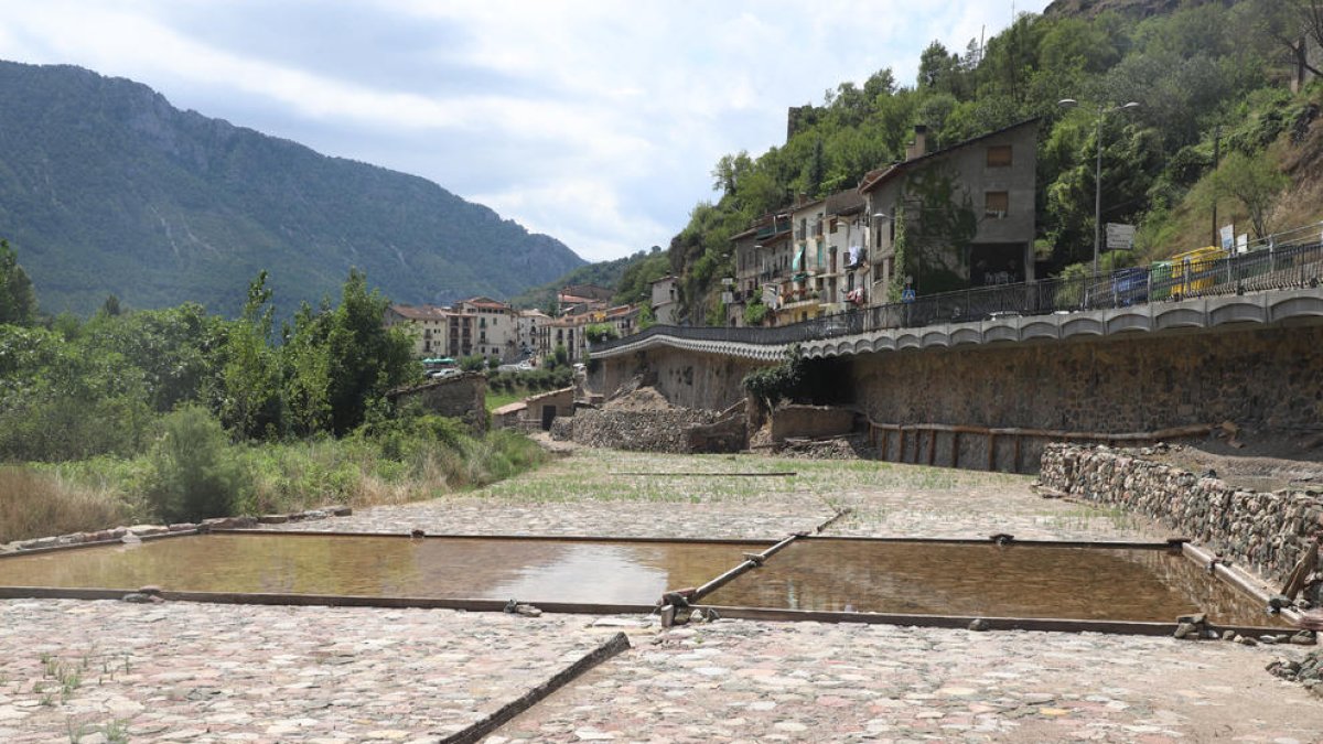 El poble de Gerri de la Sal, vist des de les salines de la localitat.