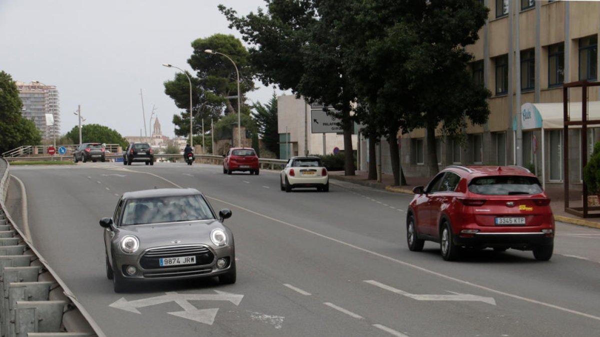 Vehicles circulant per la carretera que uneix Palamós amb Sant Antoni de Calonge.