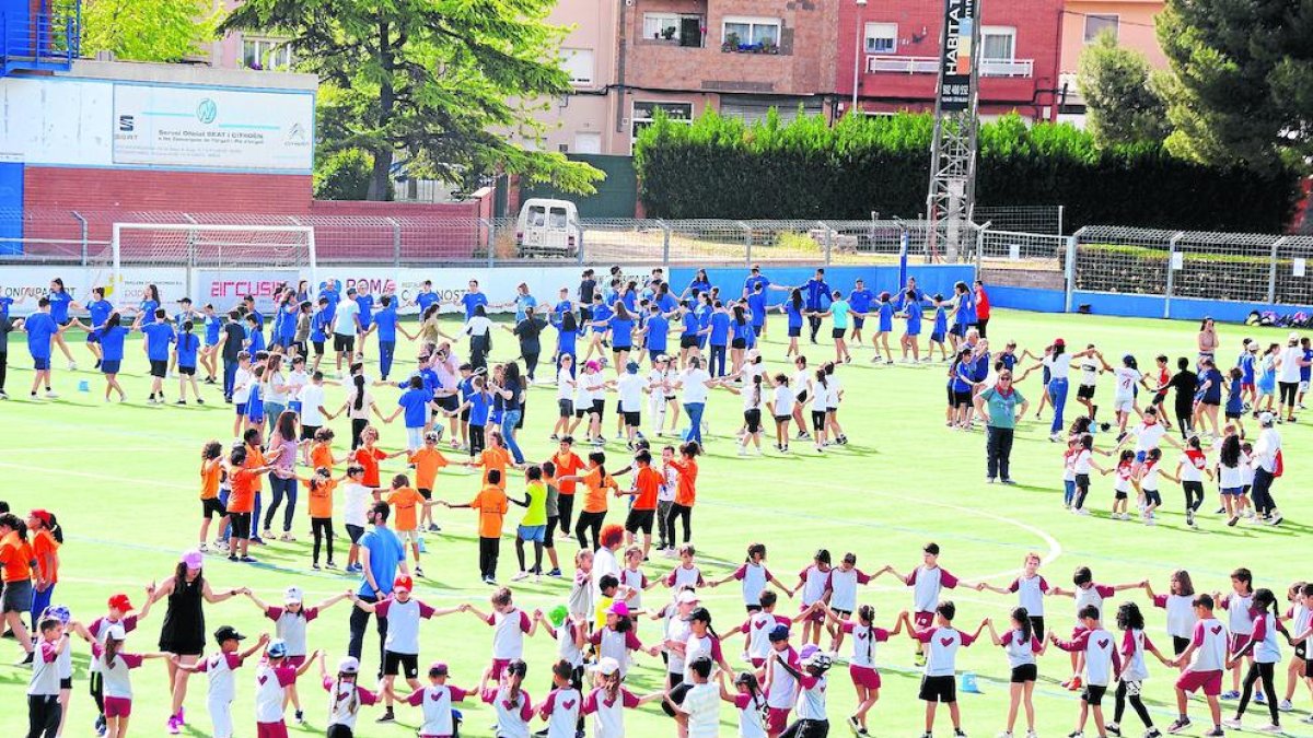 Josep Valldaura, con un tible, instrumento tradicional de la cobla.
