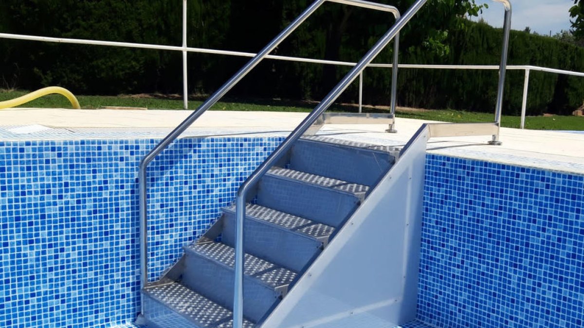 La escalera que se ha habilitado en la piscina de Saidí.