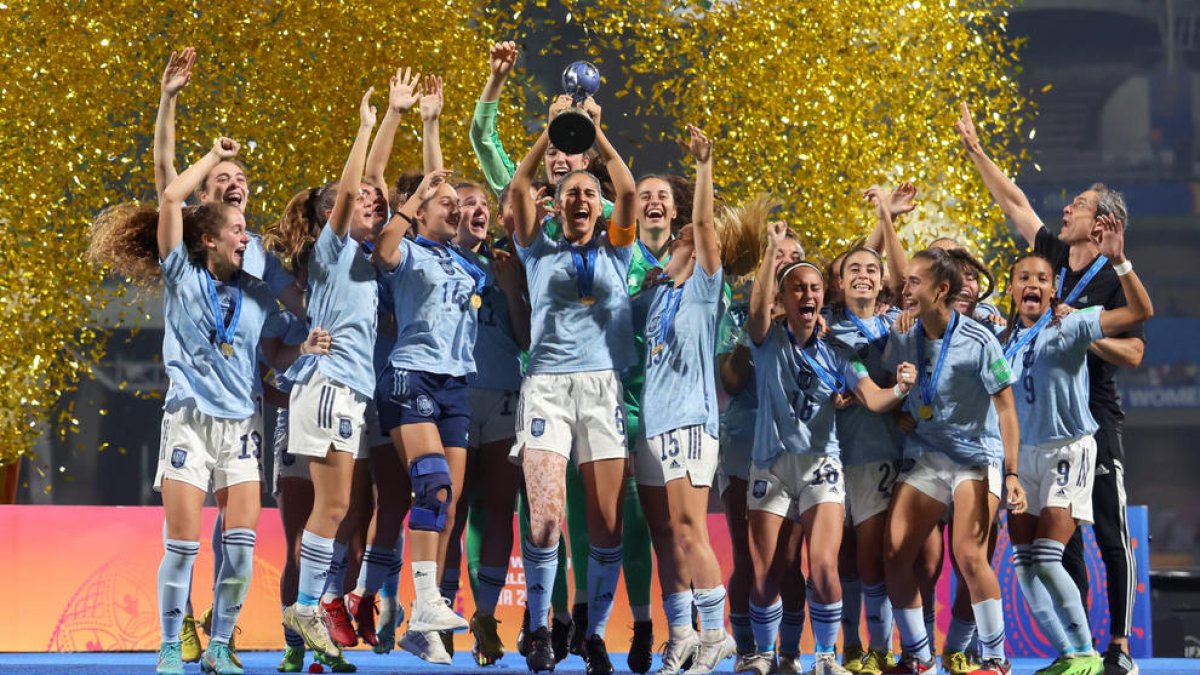 Las jugadoras de España celebran su título.