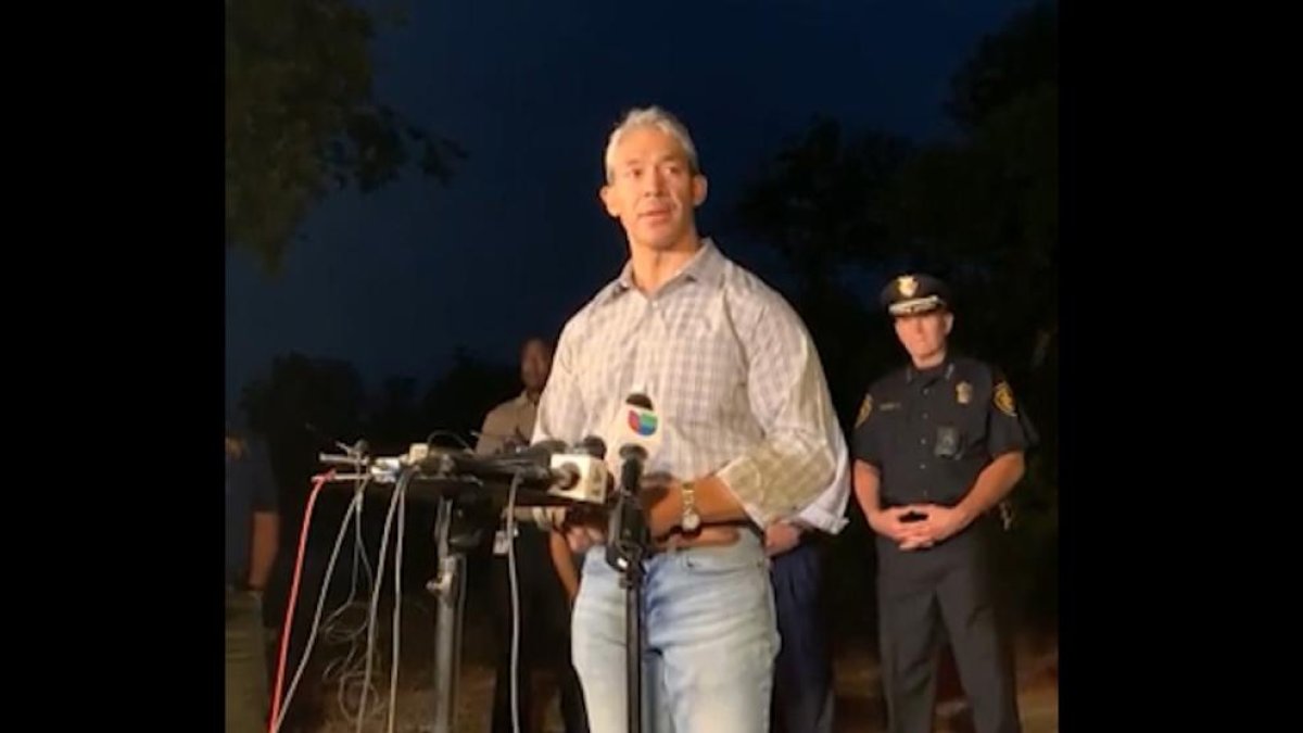 Captura d'un vídeo facilitat aquest dilluns per la Policia de San Antonio (Texas, EUA) en què es va enregistrar l'alcalde de la ciutat, Ron Nirenberg, en atendre la premsa, després que 46 migrants il·legals fossin trobats sense vida a l'interior d'un camió en un dels carrers d'aquesta localitat fronterera amb Mèxic