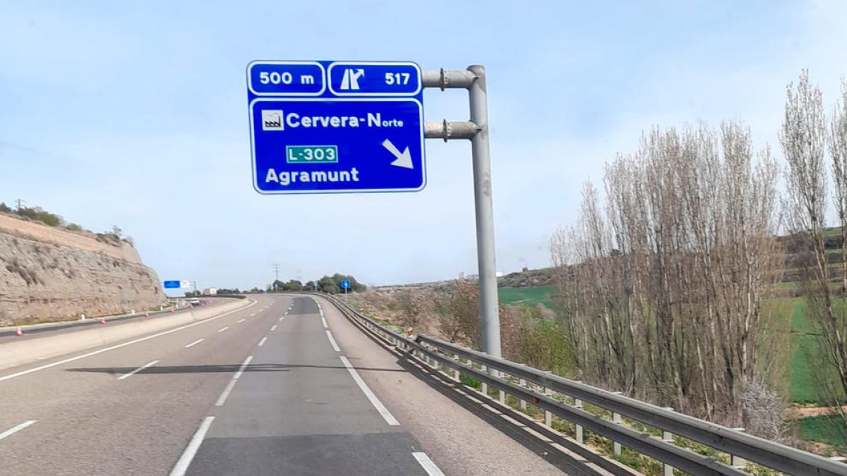 Castellanitzen un senyal de trànsit a l'A-2 al seu pas per Cervera