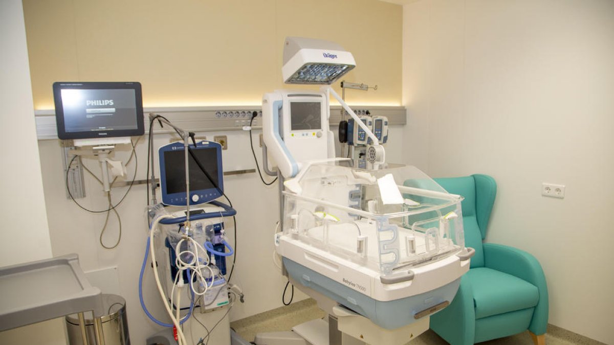 UCI Neonatal. L’Arnau va estrenar el mes de setembre passat la nova UCI neonatal, que compta amb habitacions individuals perquè les famílies tinguin més intimitat amb els seus nadons.