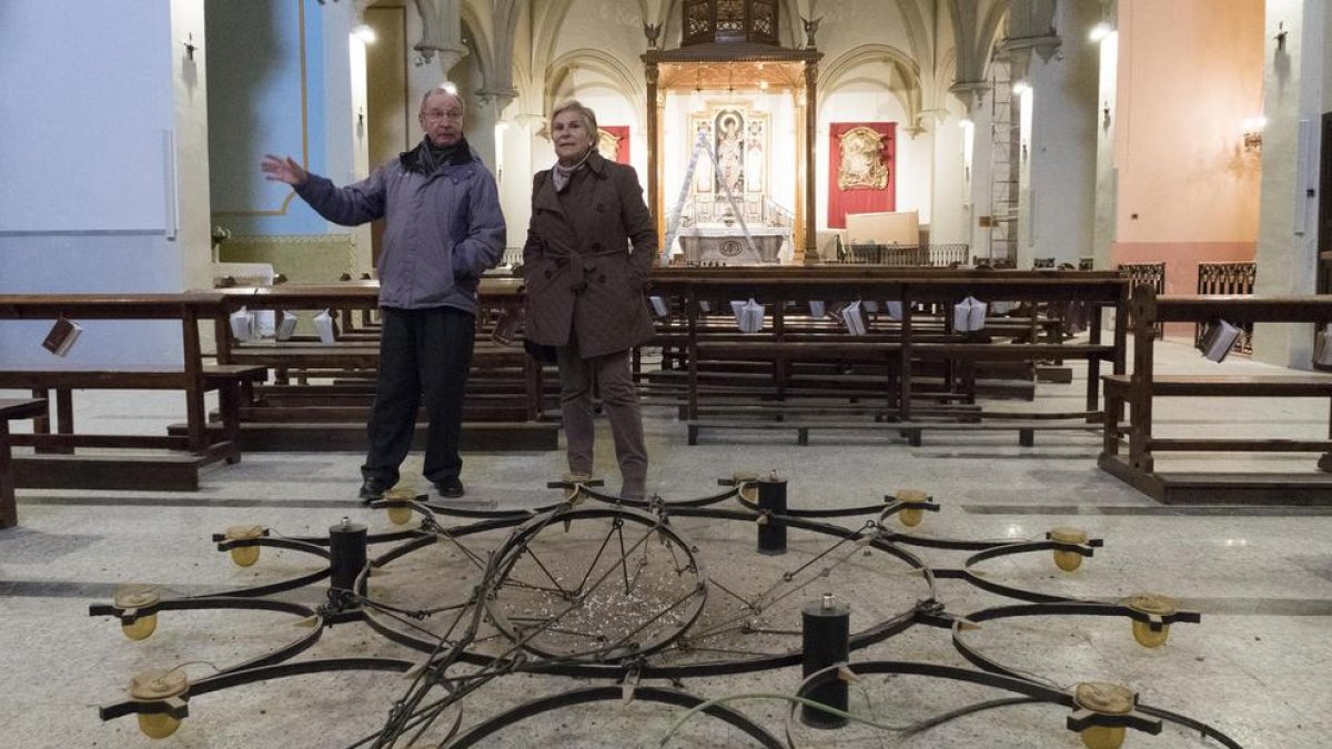 Imagen de las lámparas ya desistaladas en la iglesia de Sant Pau Narbonenc de Anglesola.