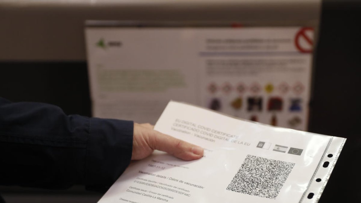 La UE prorroga un any més el reglament del passaport de vacunació covid