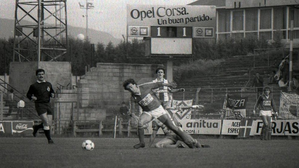 PARTIDO FÚTBOL ALAVÉS - UE LLEIDA Imagen del partido con Elcacho al fondo a la derecha. SEGRE