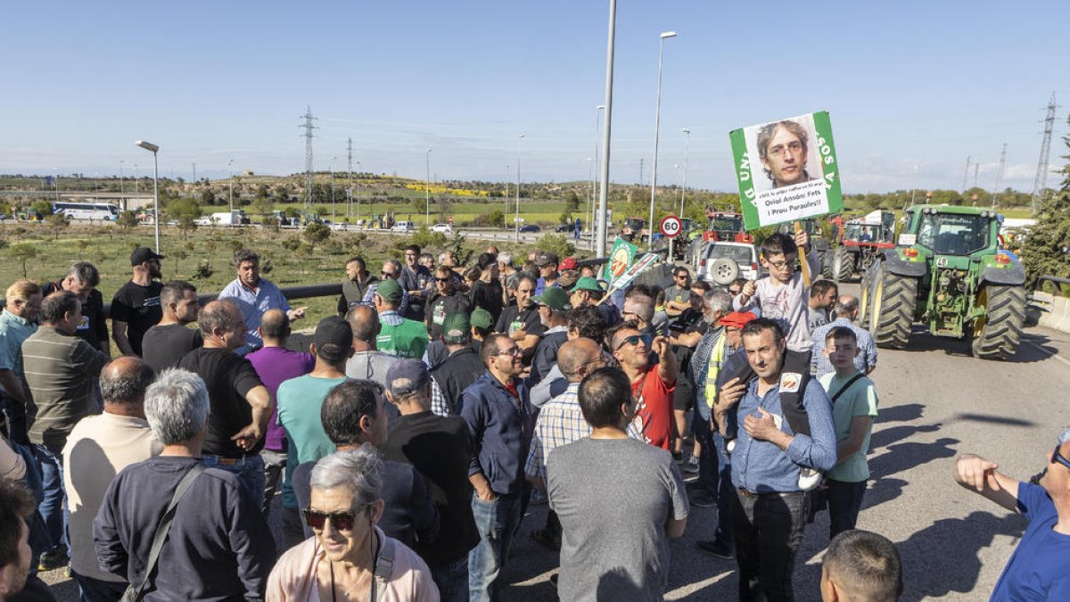 Els agricultors van ocupar durant una hora i mitja la rotonda de l’A-2 i després van dur a terme una marxa lenta fins a Tarroja.
