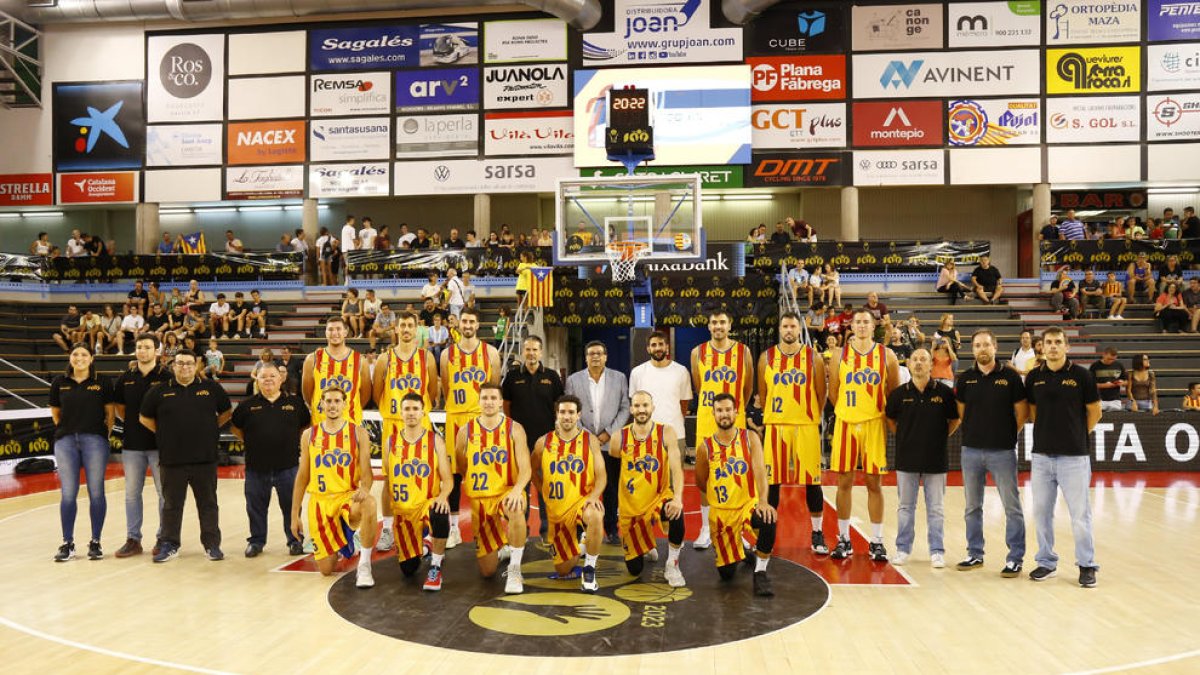 La selecció va formar abans d’iniciar-se el partit amb Ricky Rubio.