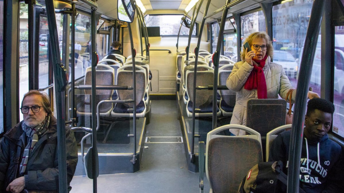 Imagen de tres leridanos en un autobús urbano el pasado febrero.
