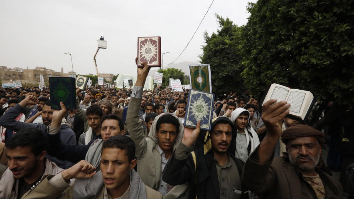 Protesas en Saná, Yemen, por la quema de ejemplares del Corán.