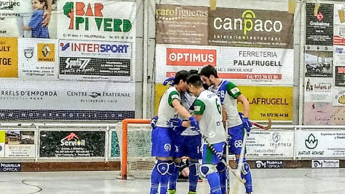 Los jugadores del ICG Software Lleida celebran uno de los goles ayer en Palafrugell.