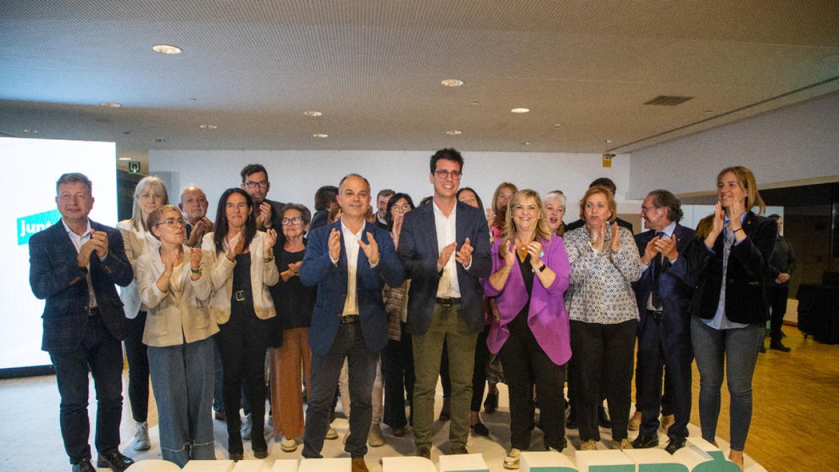 Violant Cervera, Victòria Alsina, Jaume Giró, Jordi Turull y Toni Postius, aplaudiendo durante el acto.