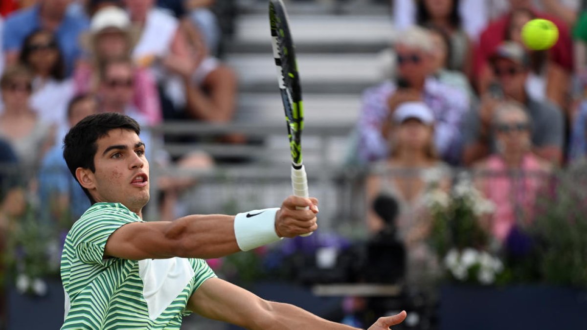Carlos Alcaraz golpea la bola en una acción del partido de ayer.