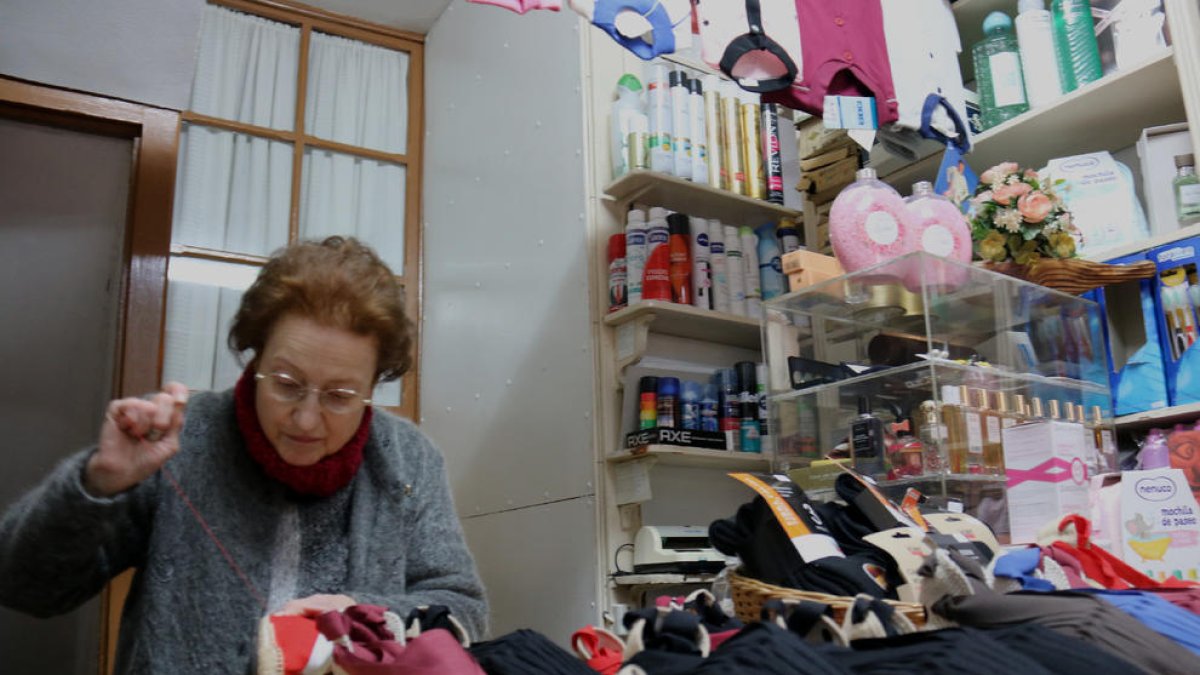 Maria Carme Grifell, espardenyera de tercera generación al frente de Cal Seixanta-cinc de Solsona.