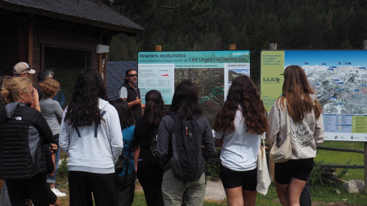 La presentació dels senyals de les rutes turístiques.