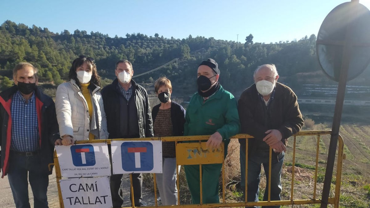 Protesta d’alcaldes per exigir la millora de la pista de la Palma.