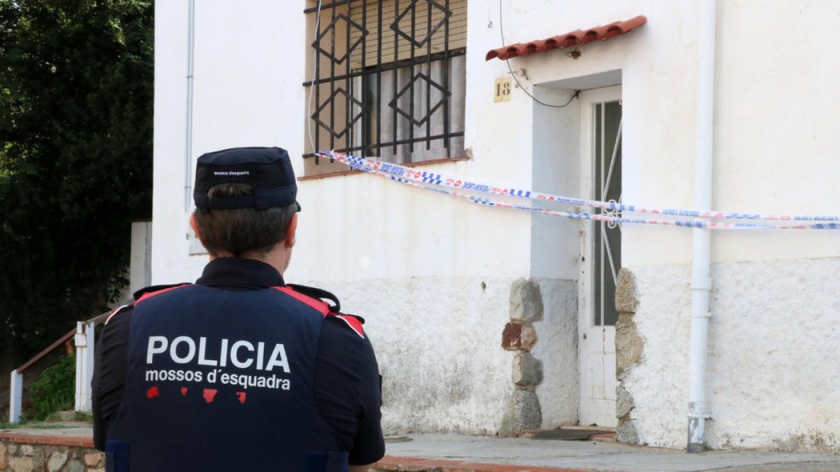 La policía halló a una de las víctimas sin vida a pie de calle.
