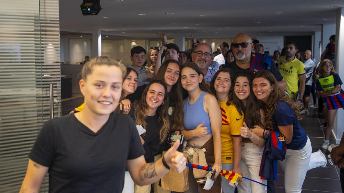 Claudia Pina, ahir al Garatge Dalmau de Lleida, davant de la llarga fila de fans.